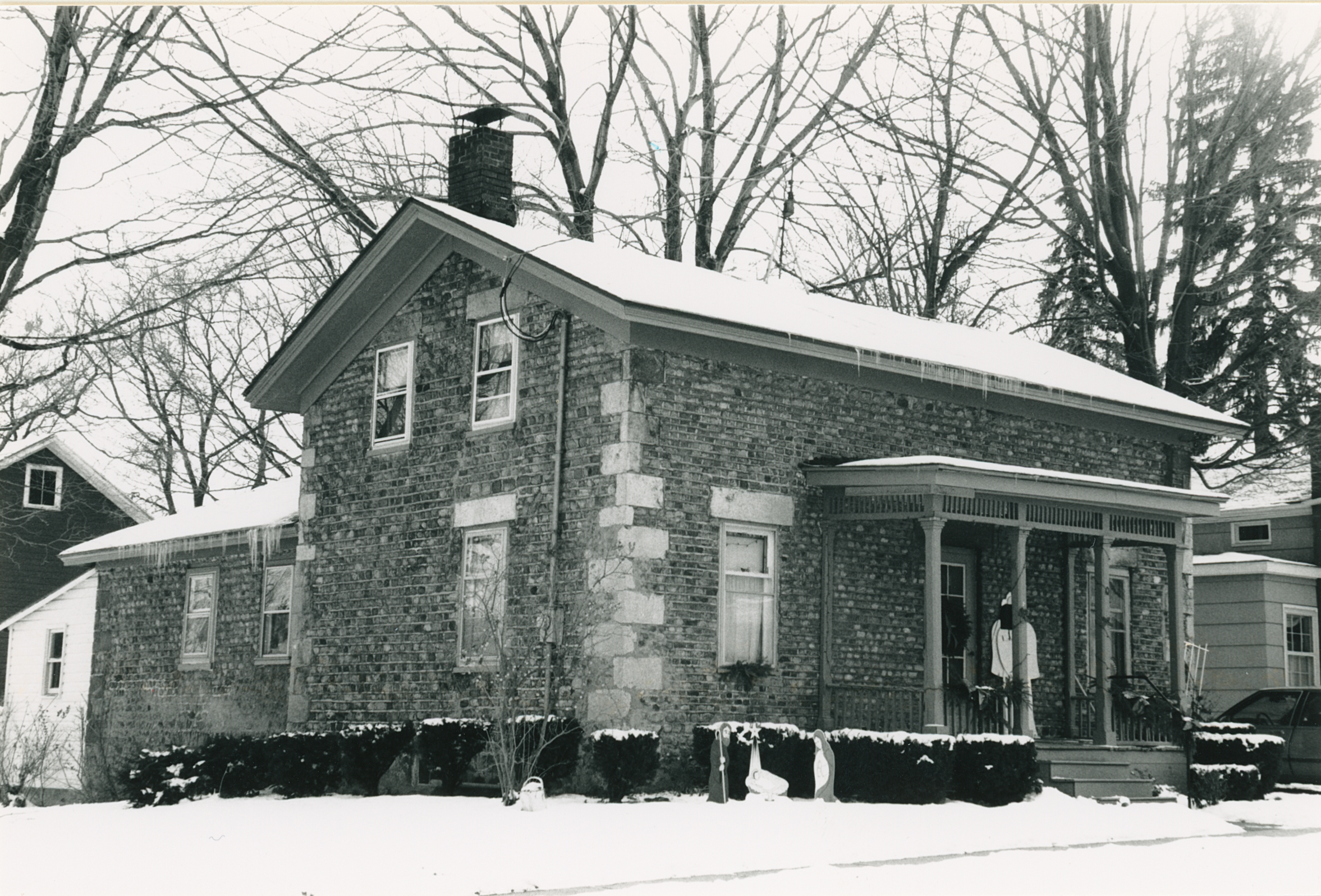 Oak-3 10 Forest Ave 1